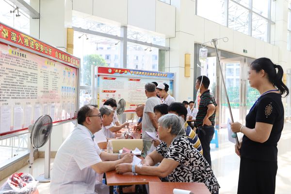 “一带一路，北部湾医学论坛暨国医大师邓铁涛学术思想走广西”(浦北站)主题学术交流及义诊活动成功在我院举办