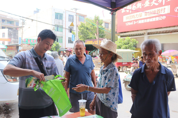 聚焦医改丨“医联体”共携手，助力百姓健康-我院携手钦州市第二人民医院到安石镇开展三二医联体“助力脱贫攻坚· 服务百姓健康”大型义诊活动